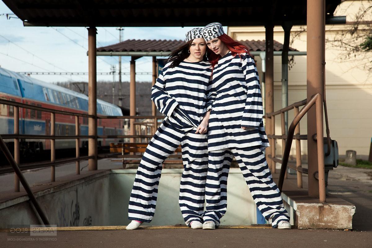 16P Two crazy bitches prisoners