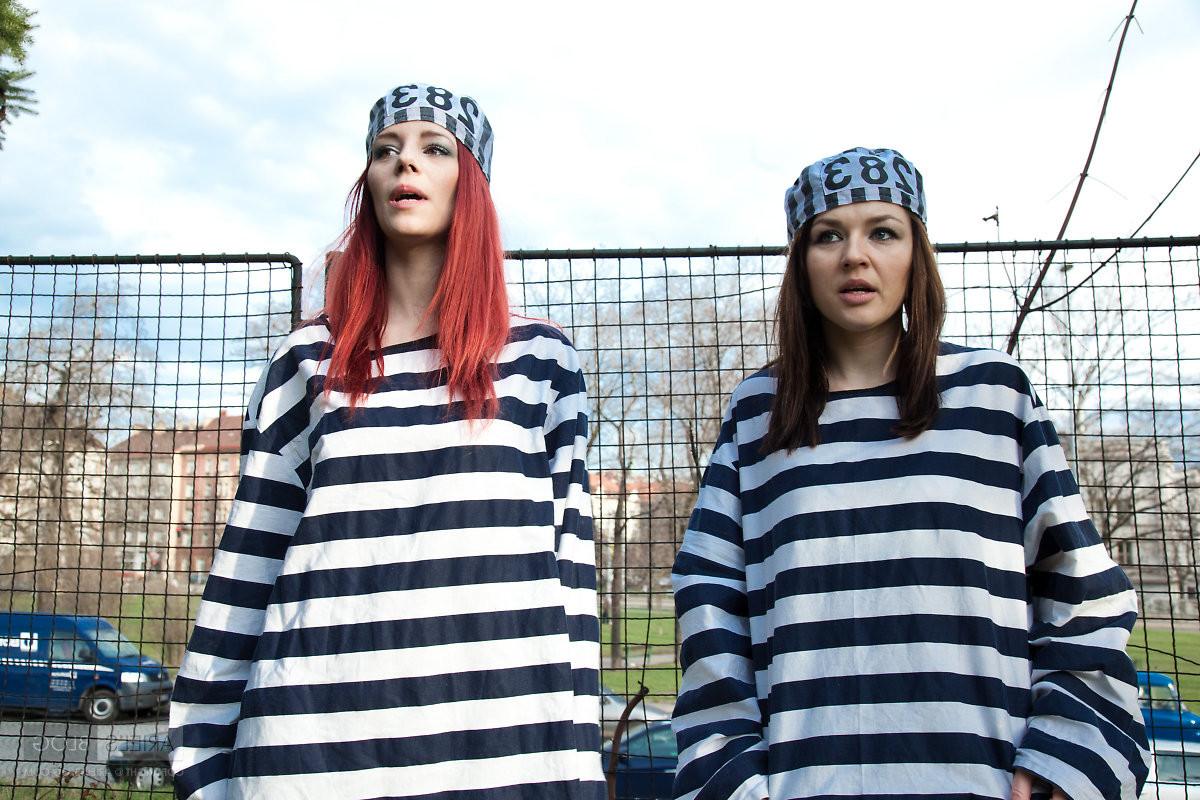 16P Two crazy bitches prisoners
