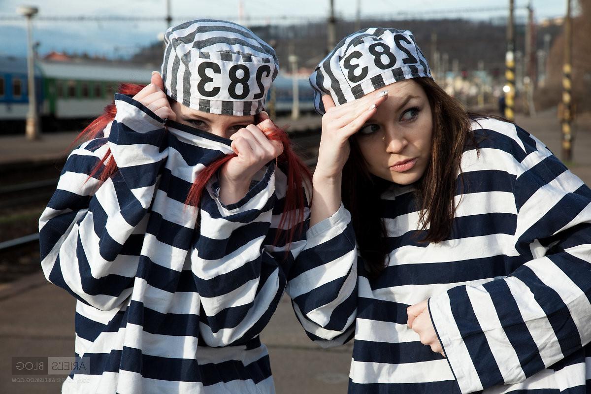 16P Two crazy bitches prisoners