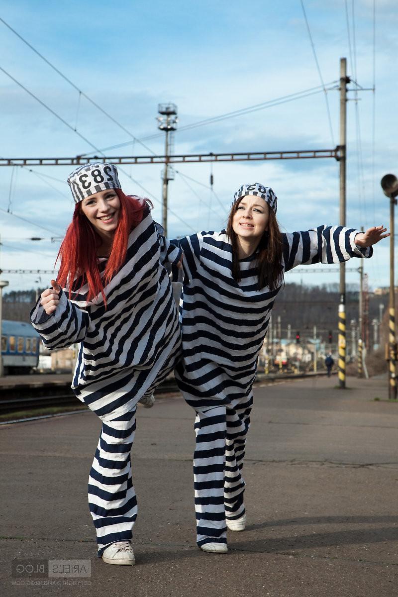 16P Two crazy bitches prisoners