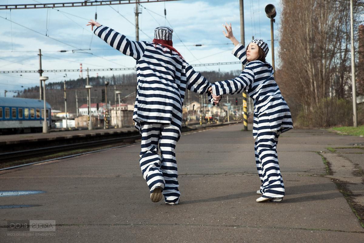 16P Two crazy bitches prisoners