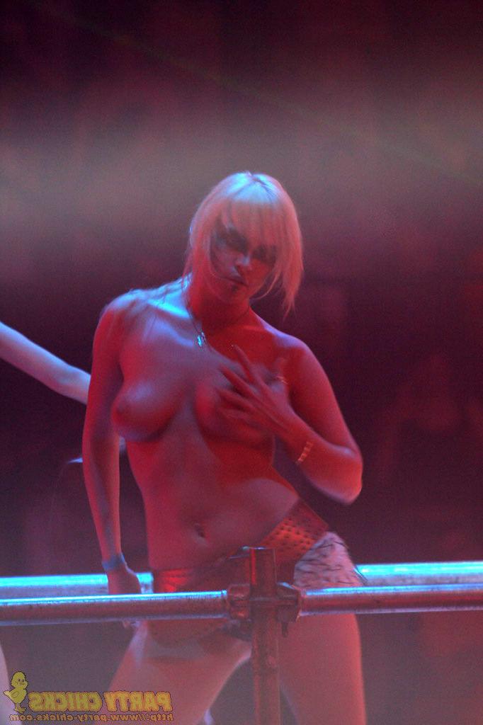 15P Nude girls getting crazy at big parties!