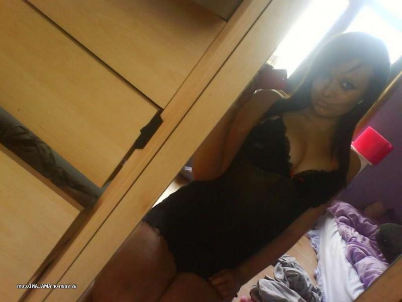 12P Sexy amateur brunette self shooting with her new phone