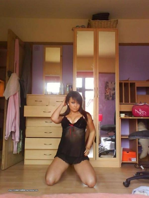 12P Sexy amateur brunette self shooting with her new phone