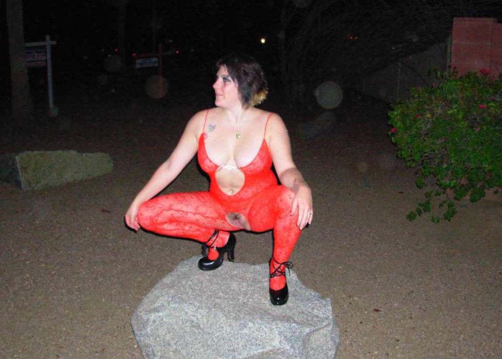 15P Amateur wife poses