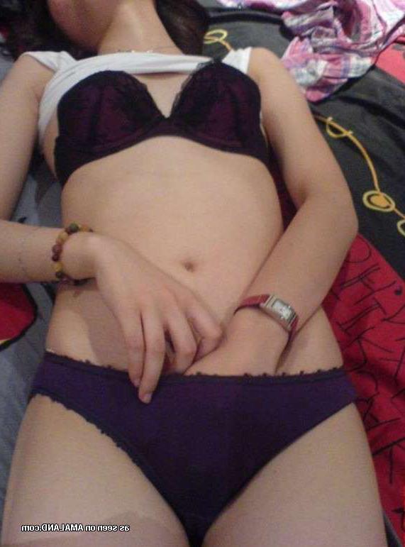 16P Steamy pictures of an amateur naughty girl masturbating on cam