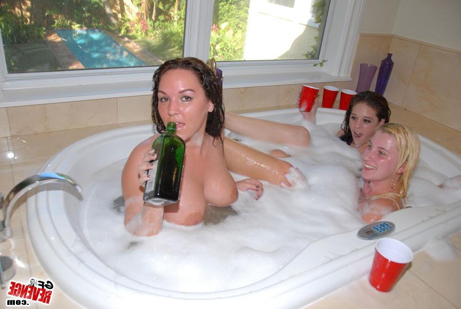 12P Smoking hot teens caught in sexy pics