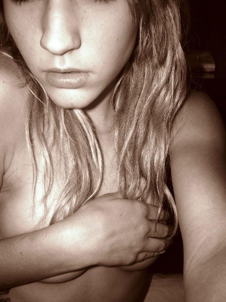 16P Andrea's perky tits and smooth pussy