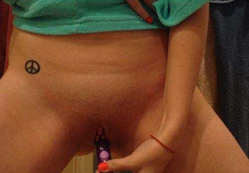 16P Hot and nice picture set of naughty chicks masturbating