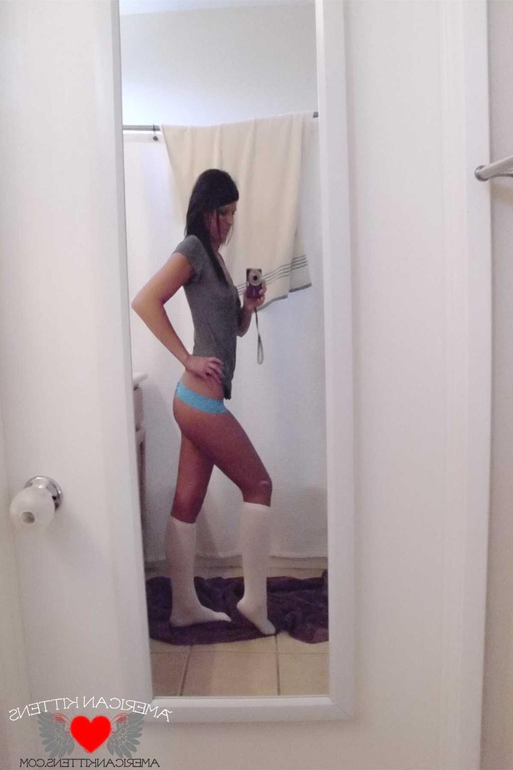 18P brittany self shot in the mirrior