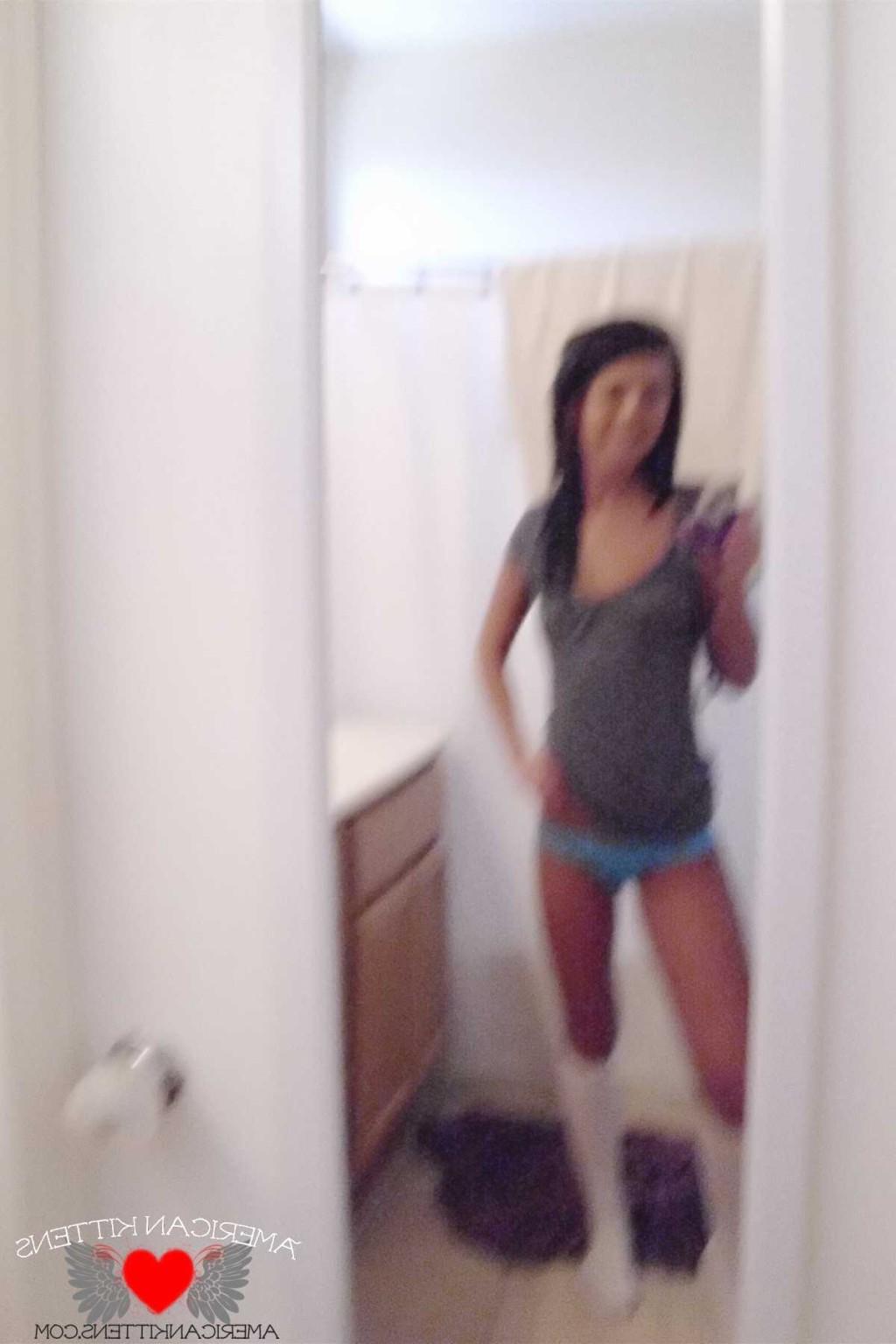 18P brittany self shot in the mirrior