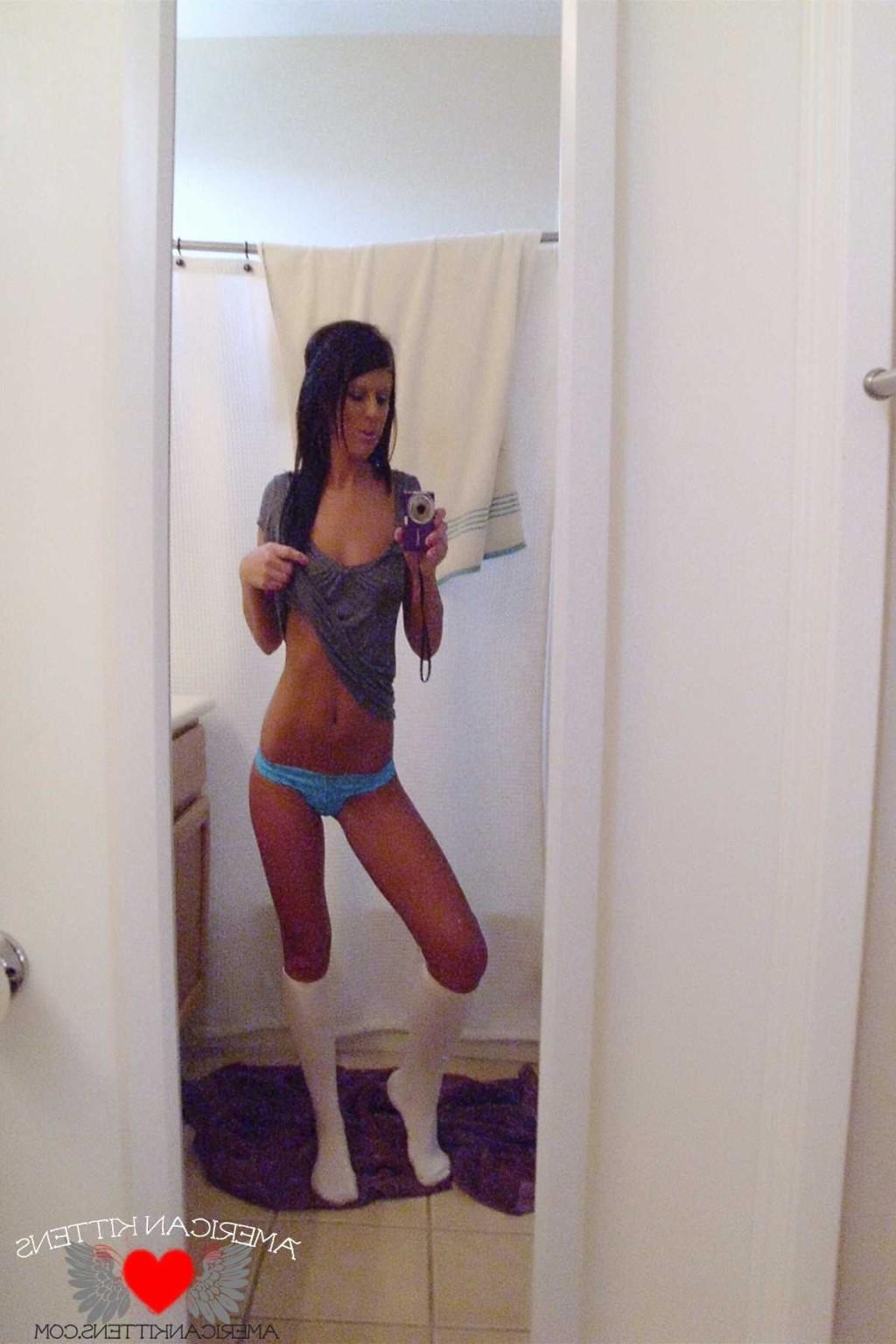 18P brittany self shot in the mirrior