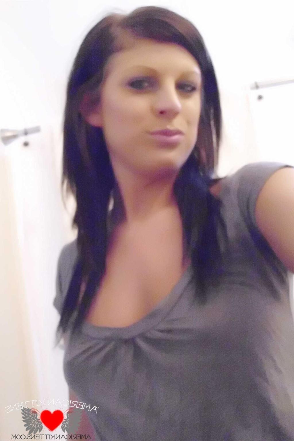 18P brittany self shot in the mirrior