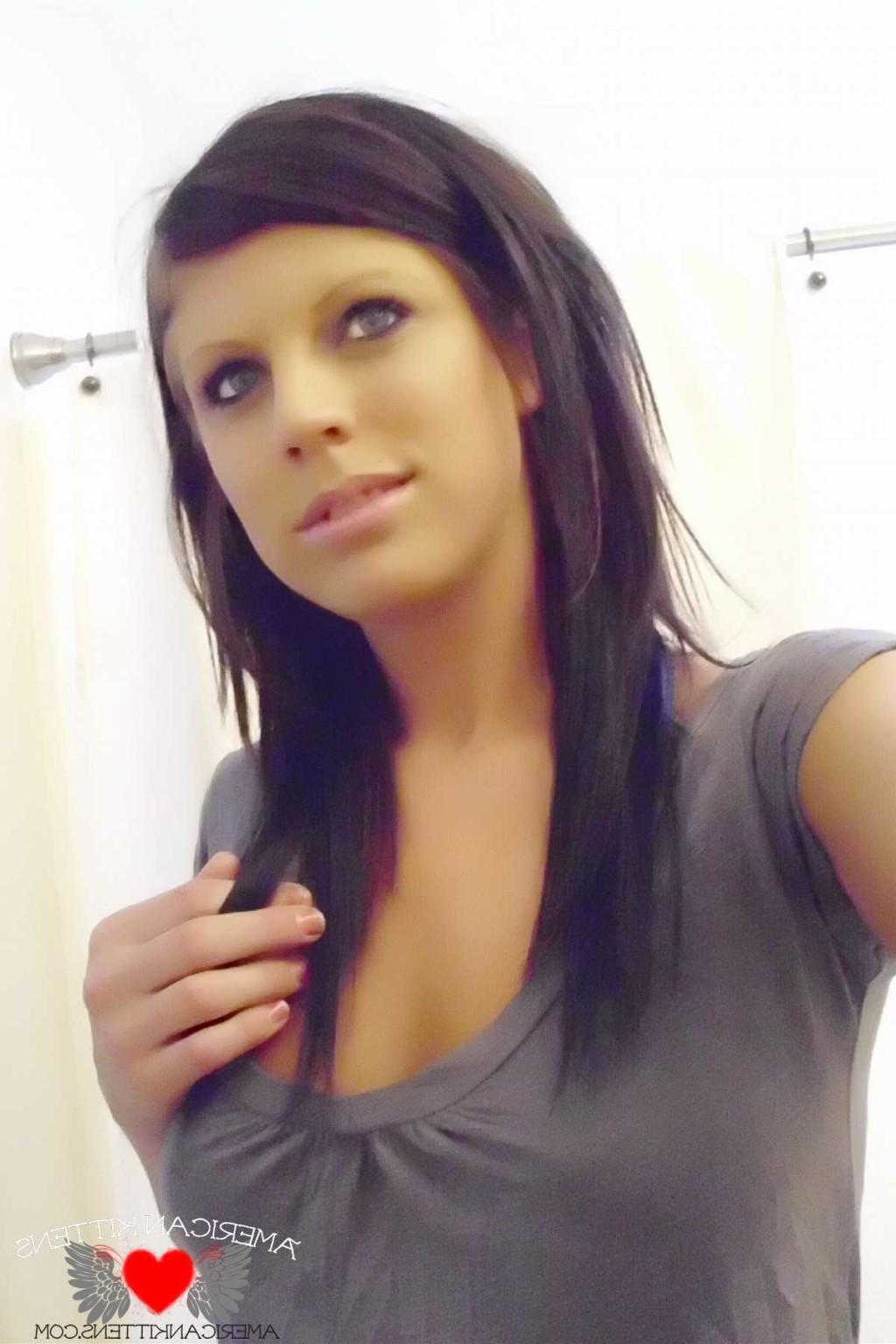 18P brittany self shot in the mirrior