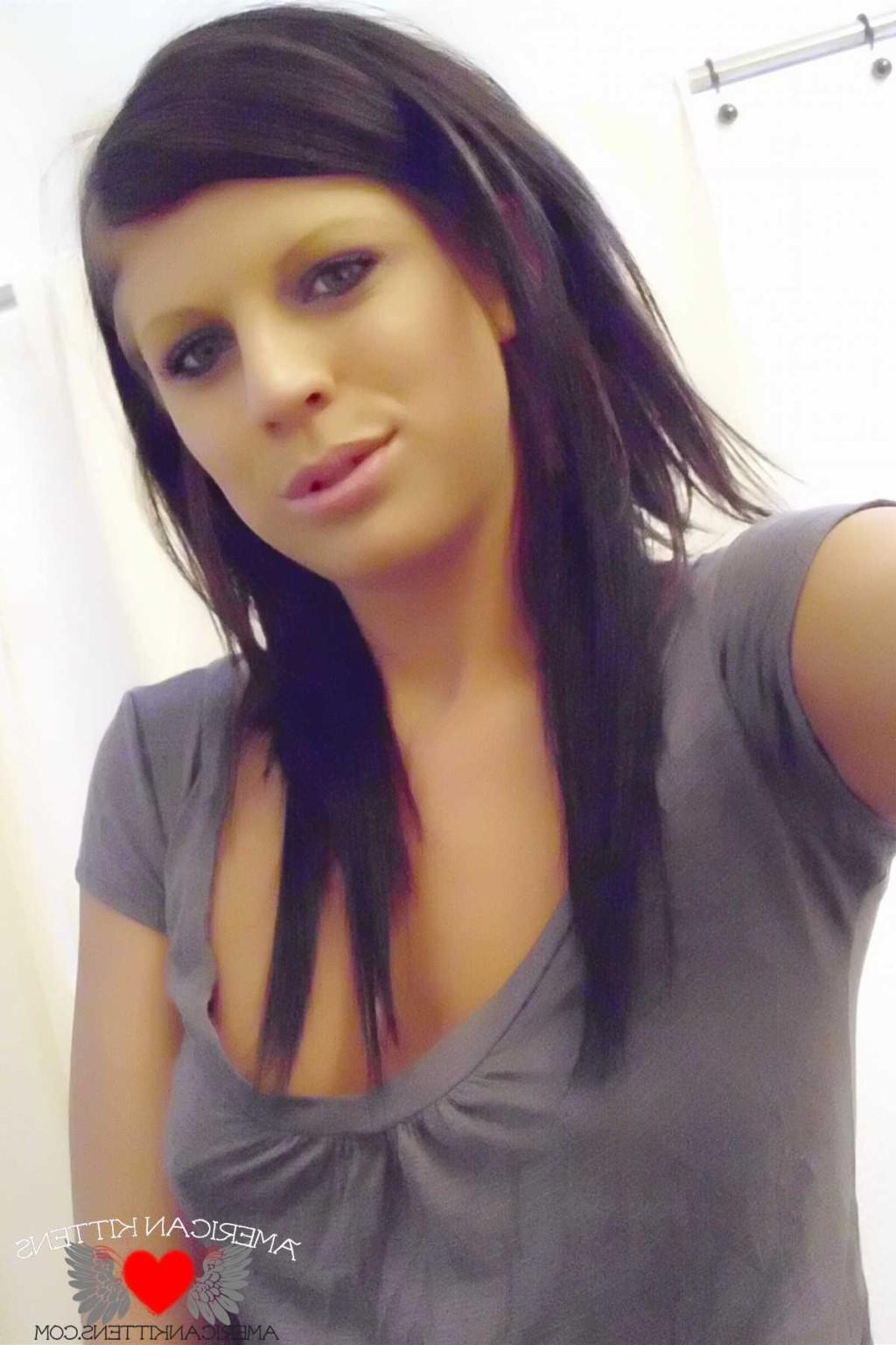 18P brittany self shot in the mirrior