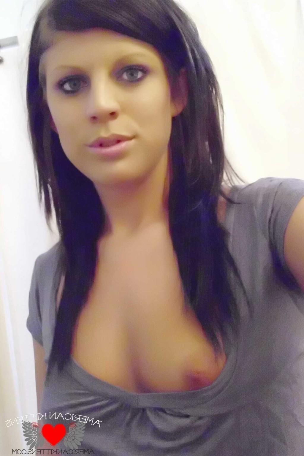 18P brittany self shot in the mirrior