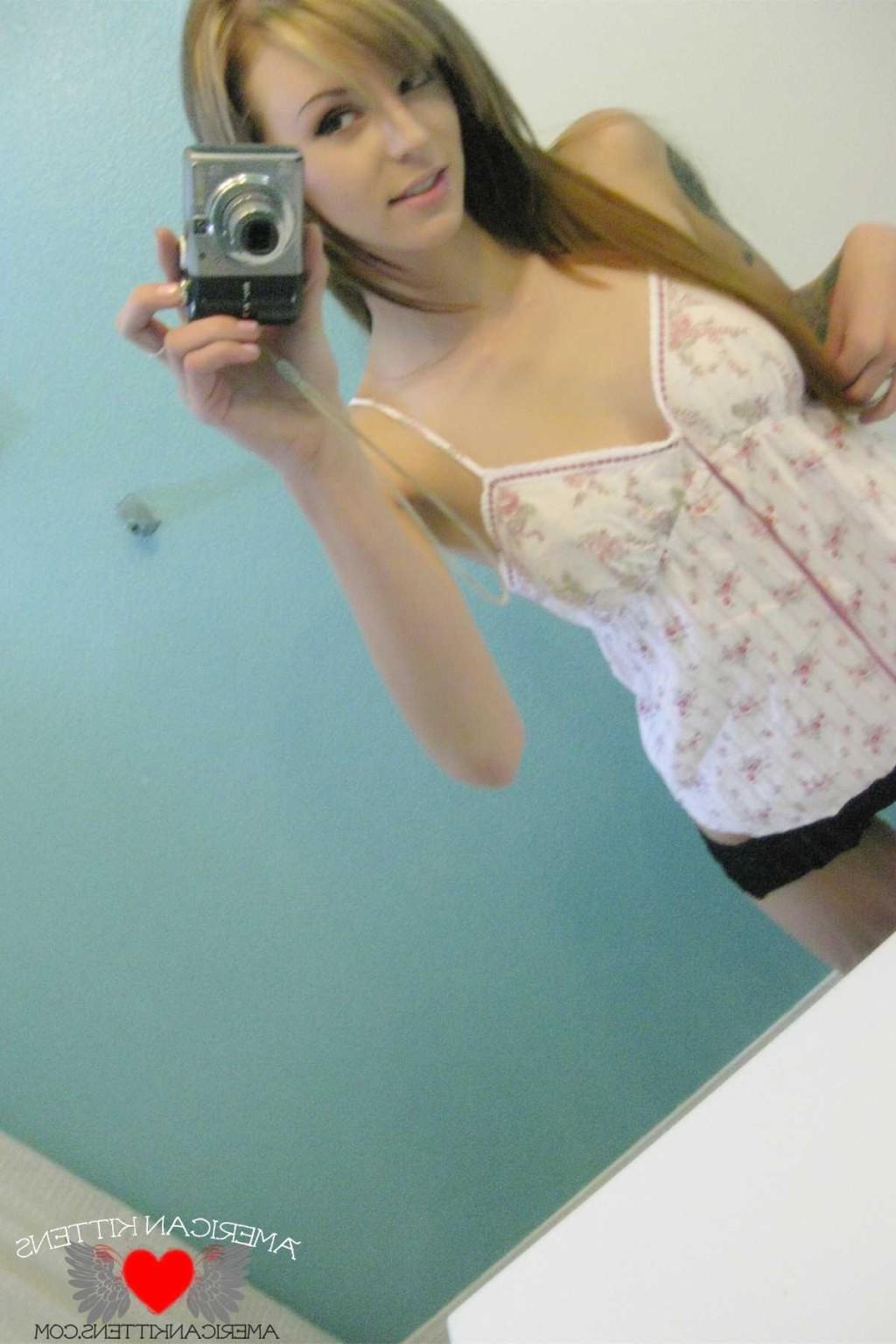 18P kourtney self shot spread pussy