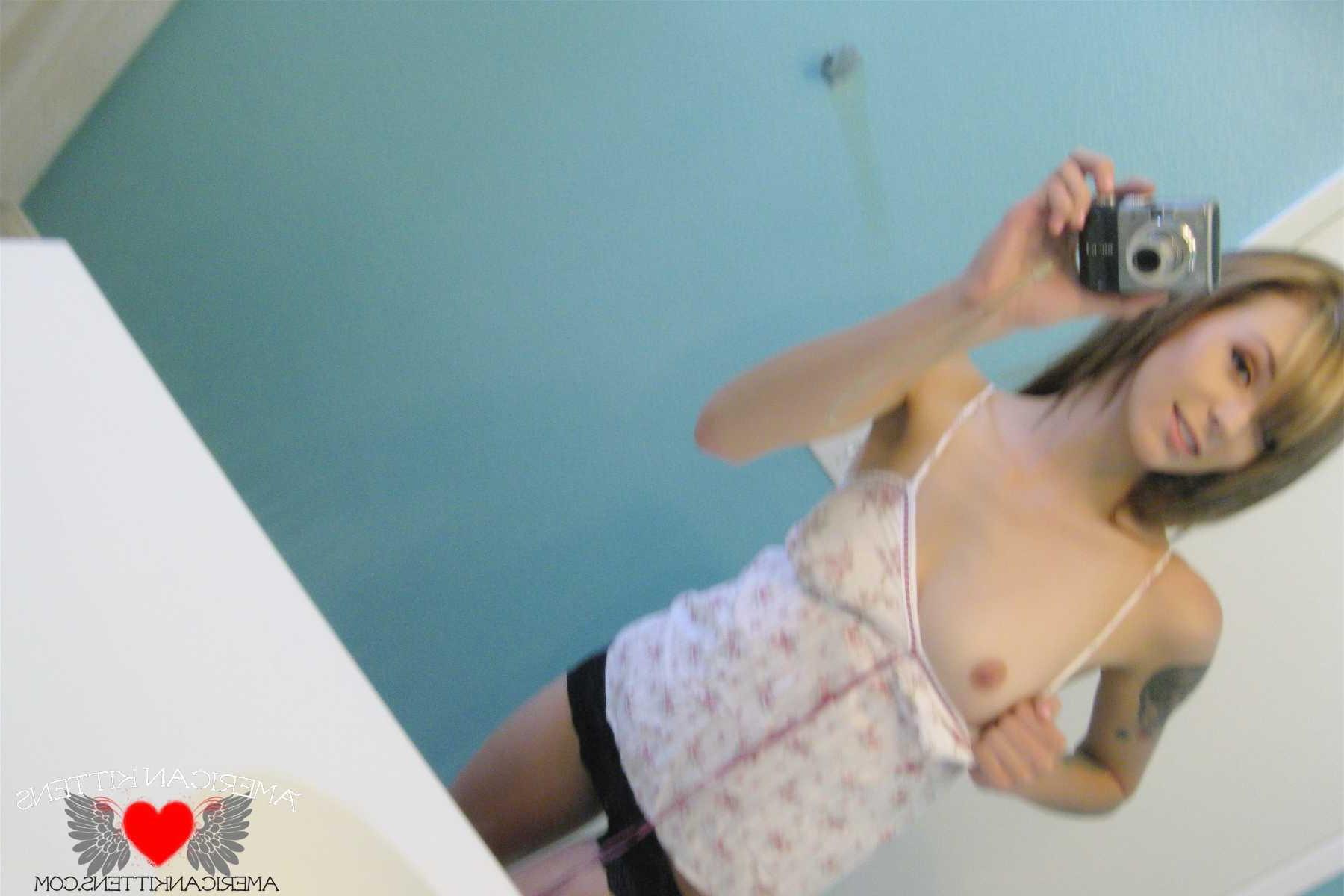 18P kourtney self shot spread pussy