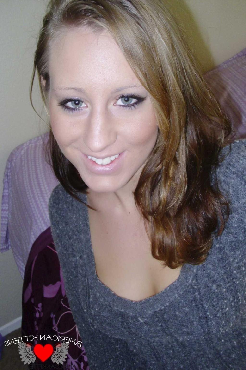 18P Lizzy self shot titties