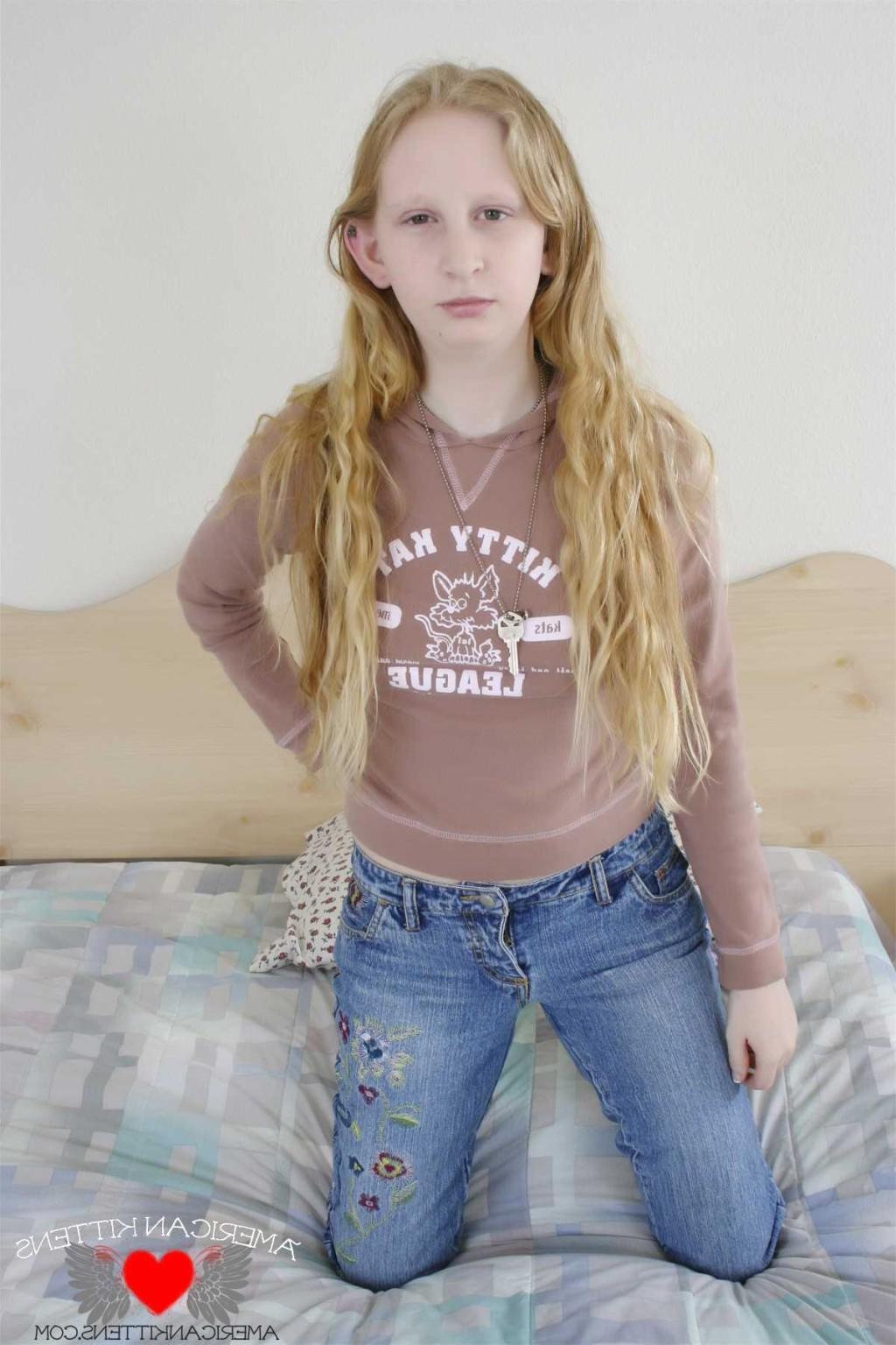 18P kit nude spread on the bed waiting for you