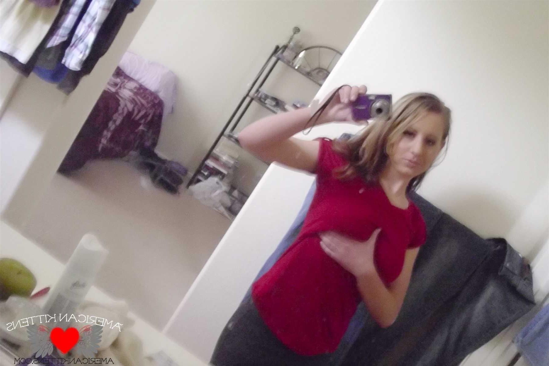 18P Lizzy self shot in the bathroom