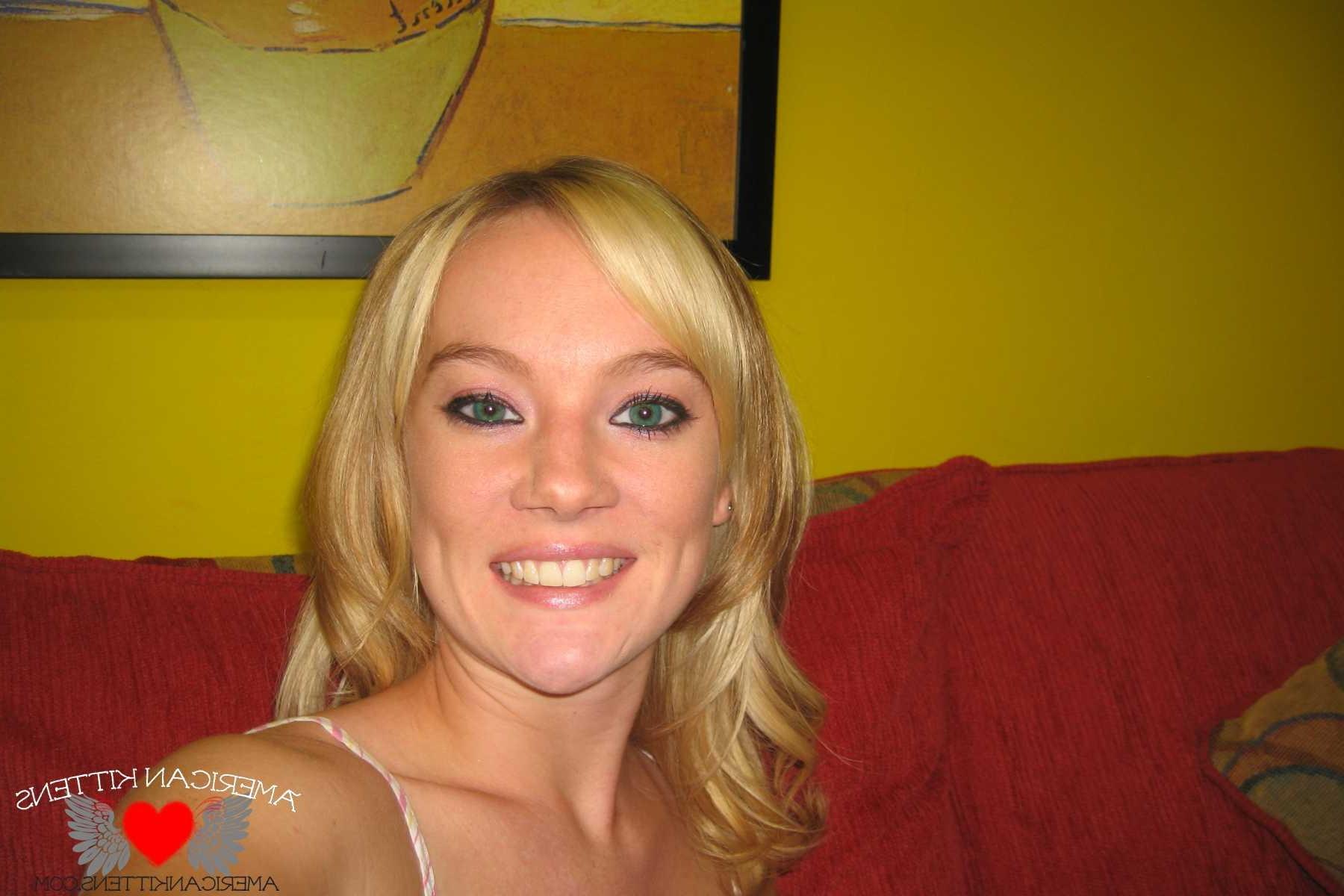 18P Dakota self pics