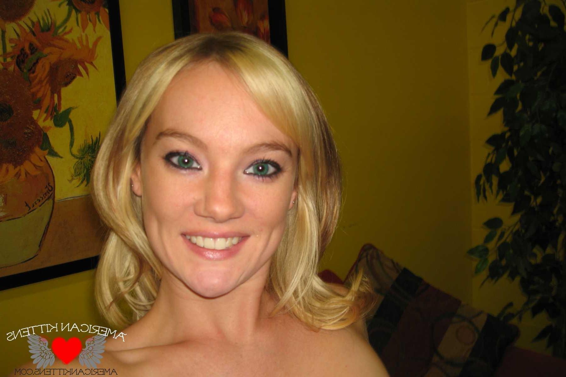 18P Dakota self pics