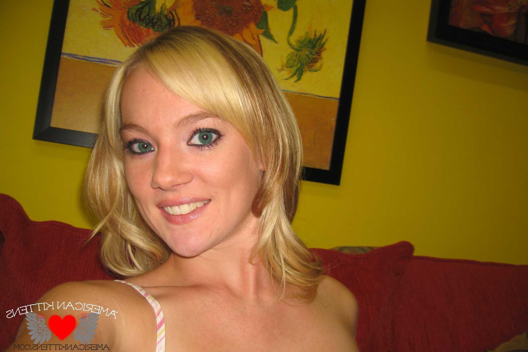 18P Dakota self pics