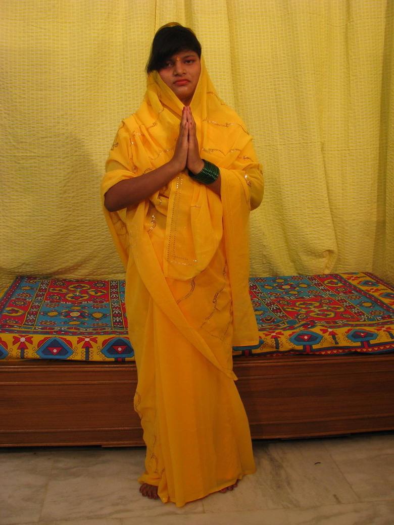 15P Busty indian babe posing