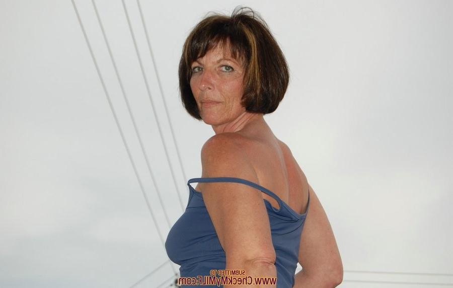 15P Mature amateur wife