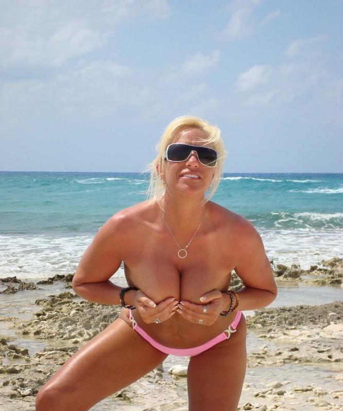15P Mature boobs photos