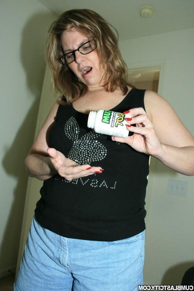 12P Frankie Rae finds Billys cum pills and jacks off a massive insan
