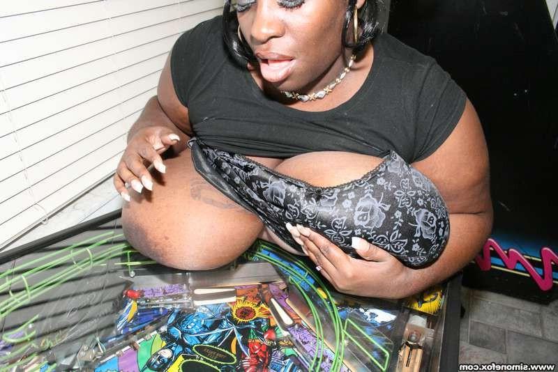 12P Massive boobs Simone Fox at the arcade