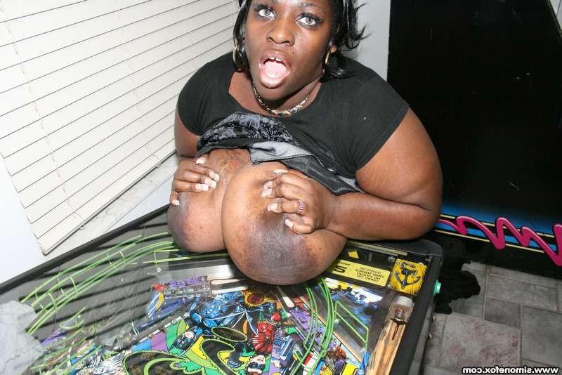 12P Massive boobs Simone Fox at the arcade
