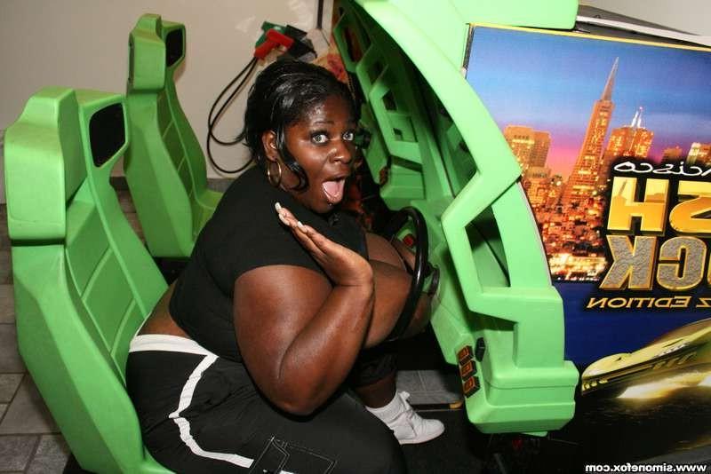12P Massive boobs Simone Fox at the arcade
