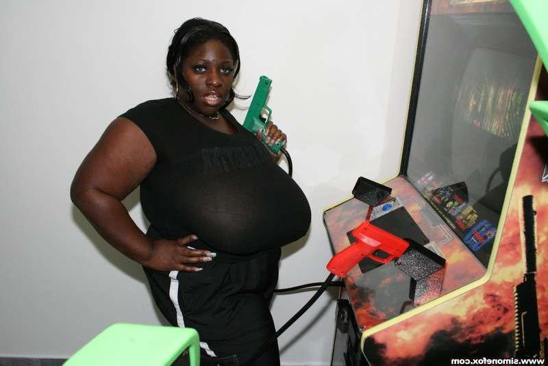 12P Massive boobs Simone Fox at the arcade