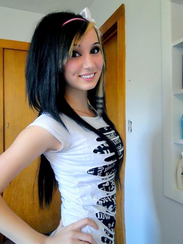 15P Selfshot amateur emo teen girlfriends teasing