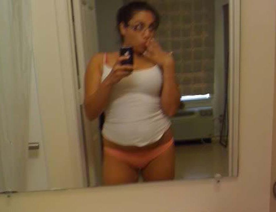 15P Amateur Spanish hottie's sexy selfpics
