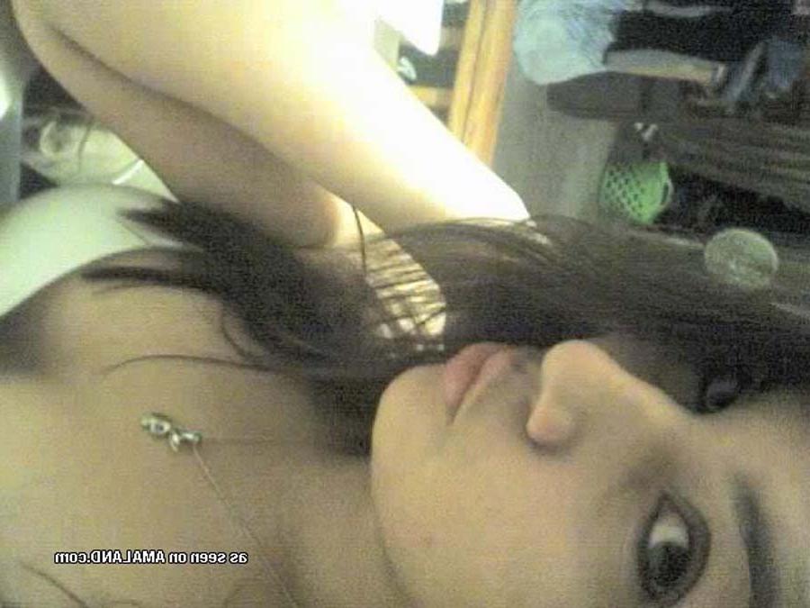 15P Amateur Spanish hottie's sexy selfpics