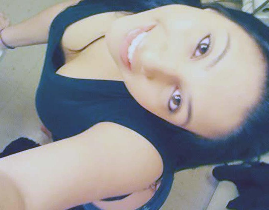 15P Amateur Spanish hottie's sexy selfpics