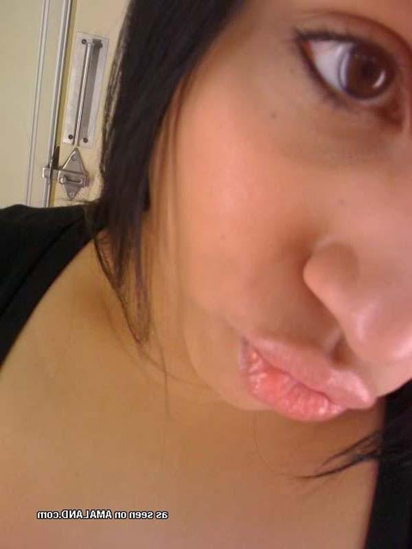 15P Amateur Spanish hottie's sexy selfpics