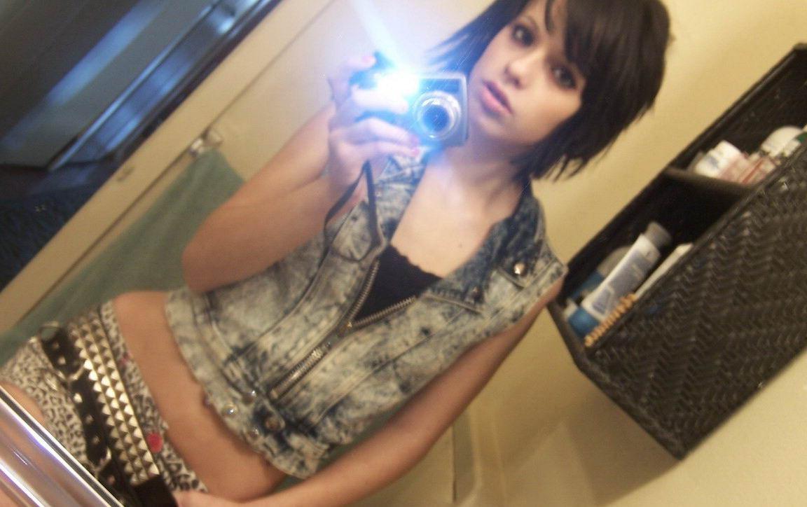 15P Tight selfshot emo girlfriends in panties