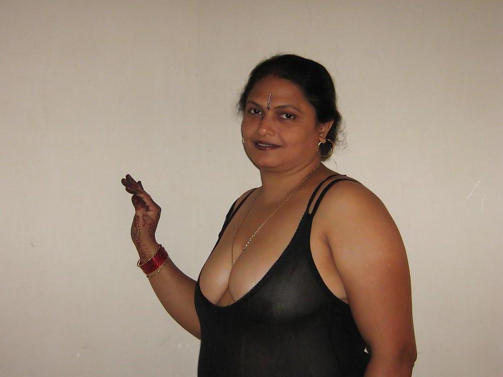 25P HOT INDIAN MATURE