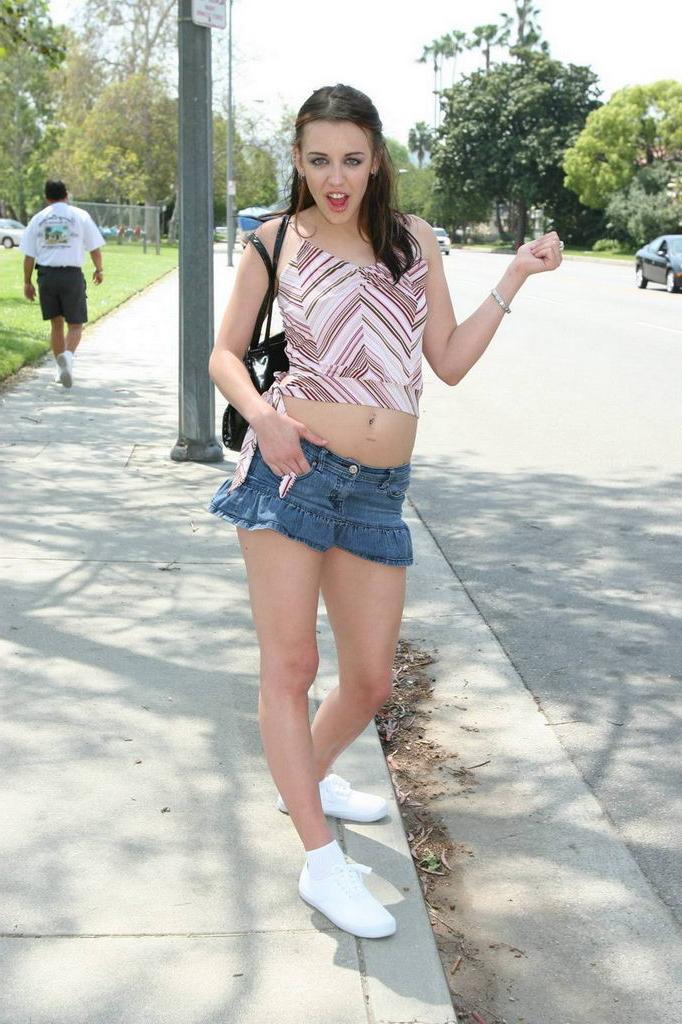 16P Crazy brunette chick takes it in the ass