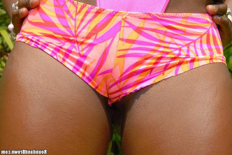 16P Wow super hot ebony babe gets slammed in the park cum watcch her sexy flesh get 