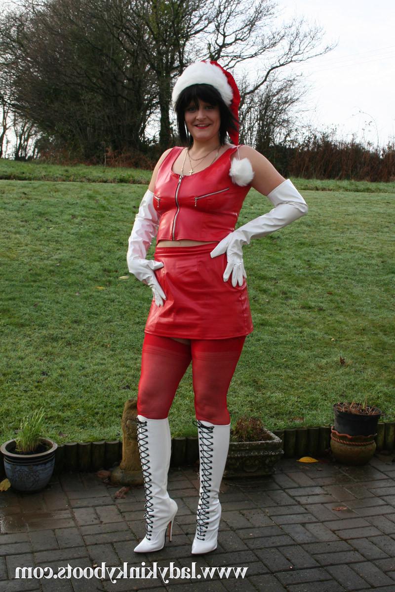 15P Xmas Lady Kinky Boots Exhibitionist Outside in Knee Boots