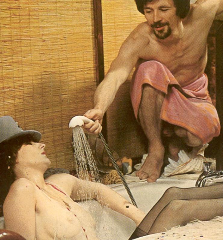 16P Retro couple having a fuck party in the bathtub
