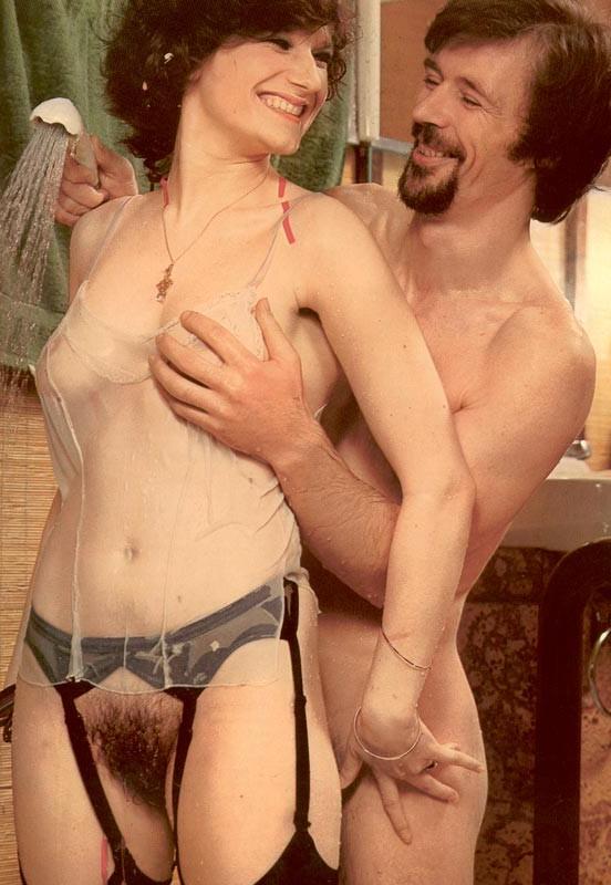 16P Retro couple having a fuck party in the bathtub