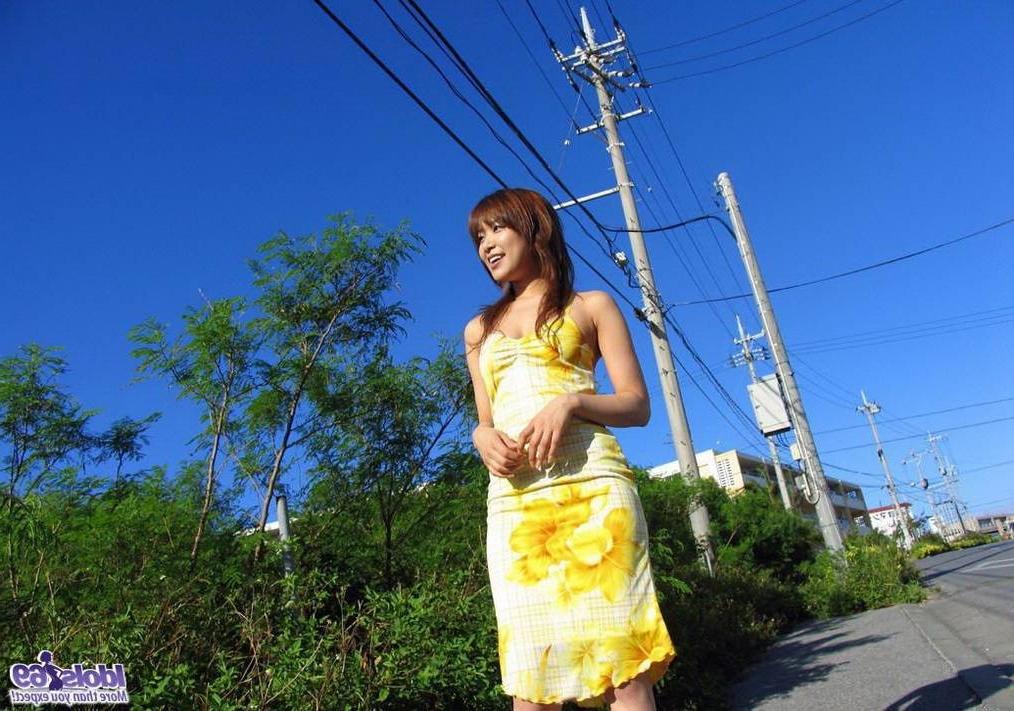 15P Sweet japanese idol Yua Aida poses showing titties