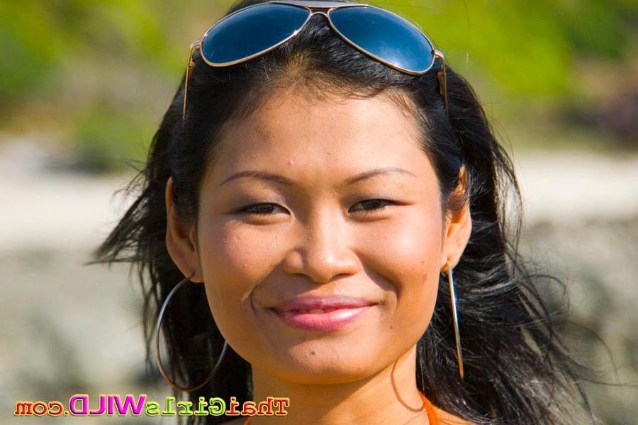 16P Sexy petite Thai babes strip out of bikinis on the beach
